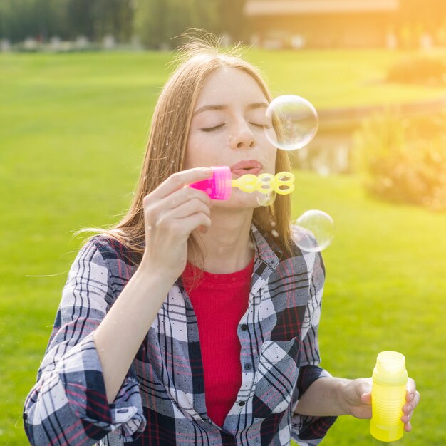 Niña jugando con pompas de jabón