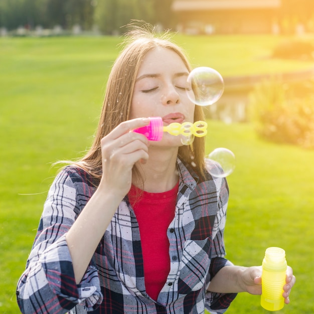 Niña jugando con pompas de jabón