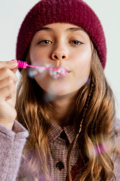 Niña jugando con pompas de jabón