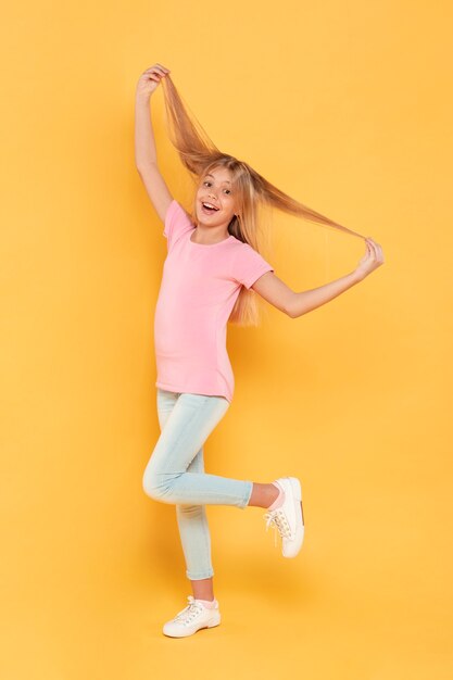 Niña jugando con su cabello