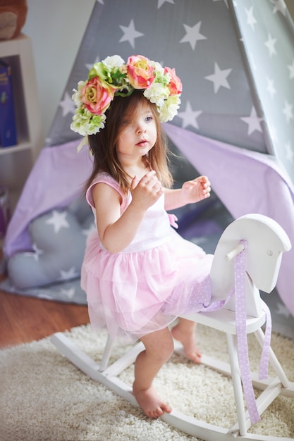 Niña jugando en su habitación