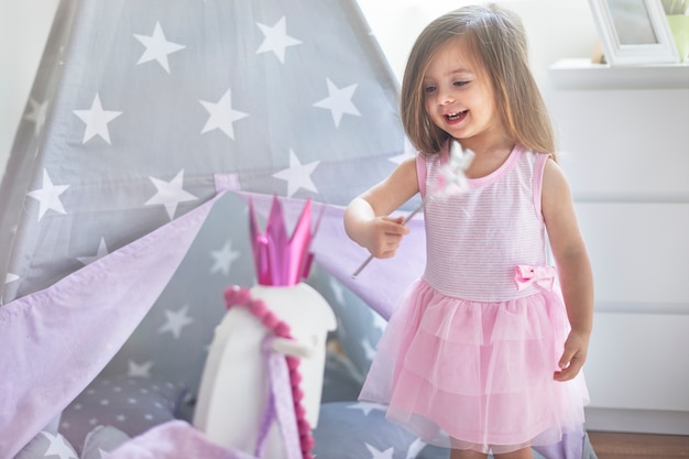 Niña jugando en su habitación