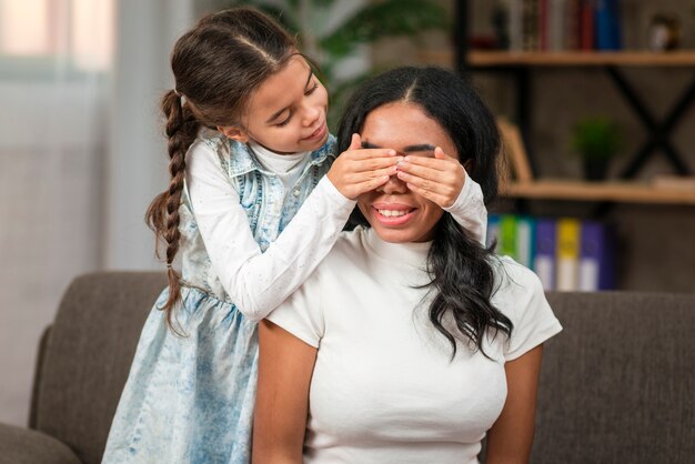 Niña jugando con su madre