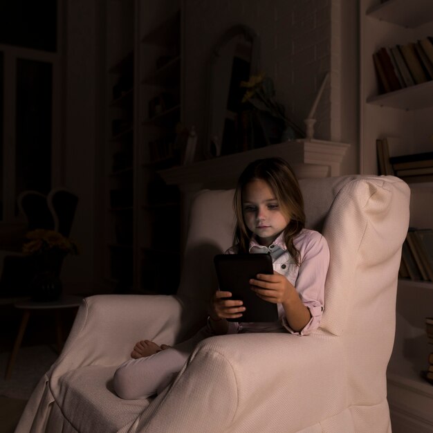 Niña jugando en su tableta