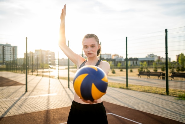 niña jugando voleibol