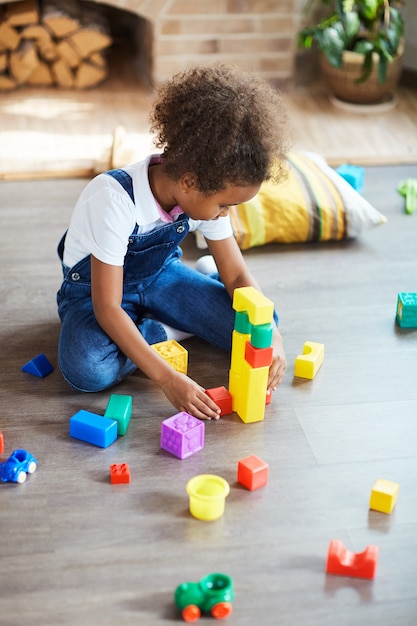 Niña jugando