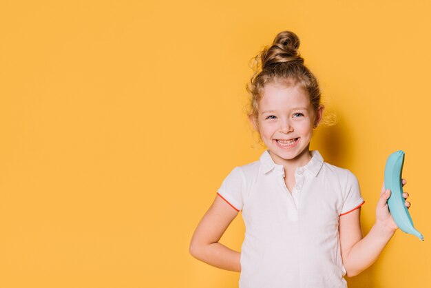 Niña con juguete