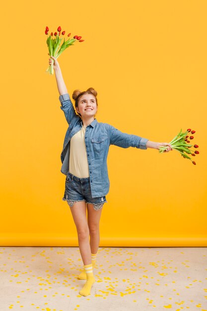 Niña juguetona con flores