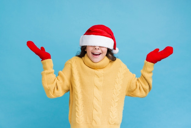 Niña juguetona con ropa de invierno