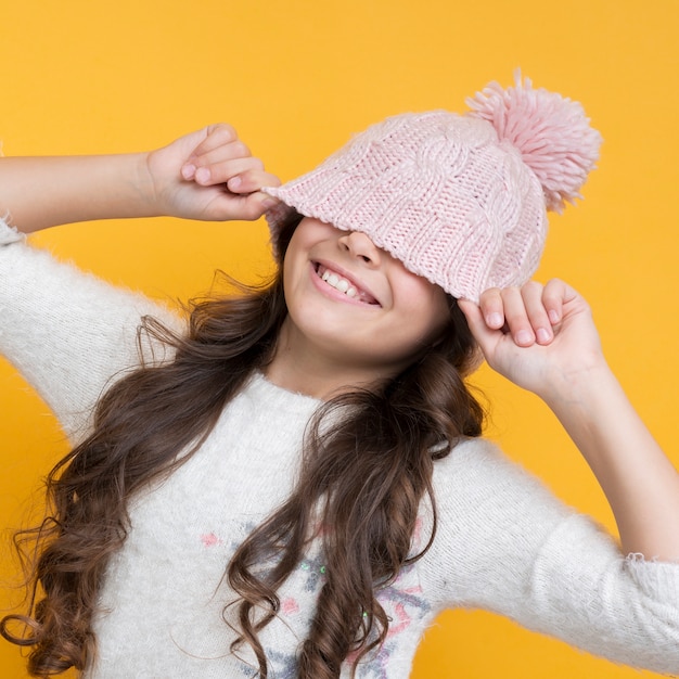 Niña juguetona en temporada de invierno