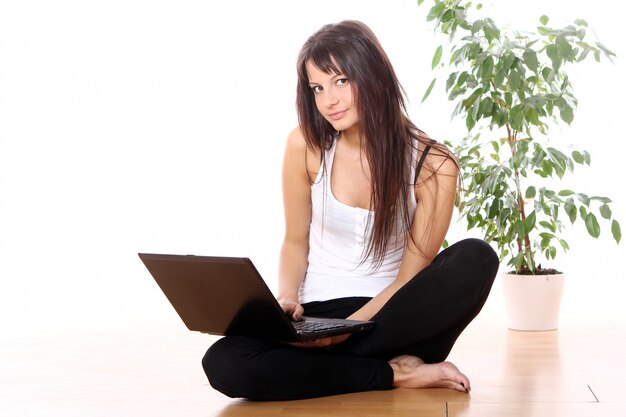 Niña con laptop en casa