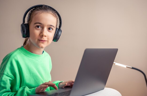 Niña con laptop juega juegos concepto de adicción al juego