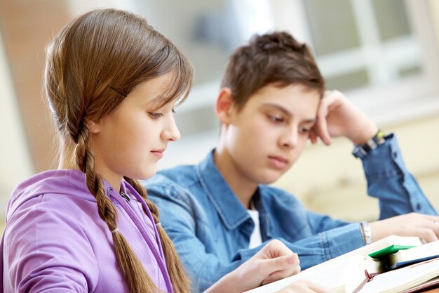 Niña leyendo un libro entretenido