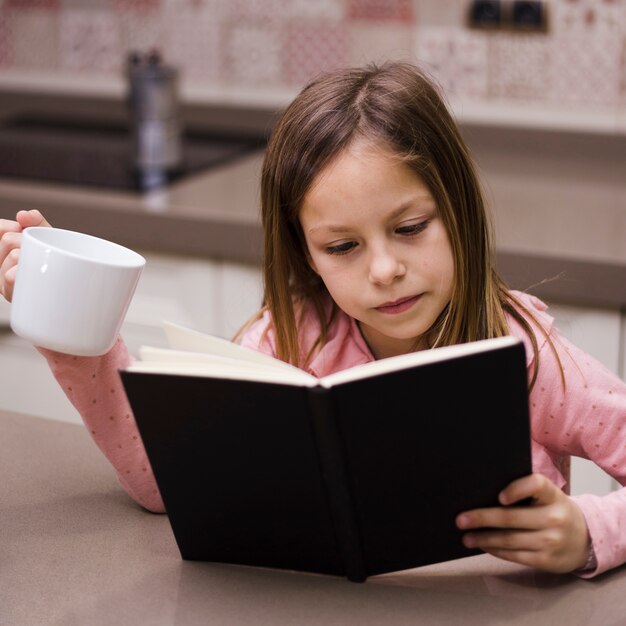 Niña leyendo un libro