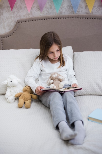 Niña leyendo un libro