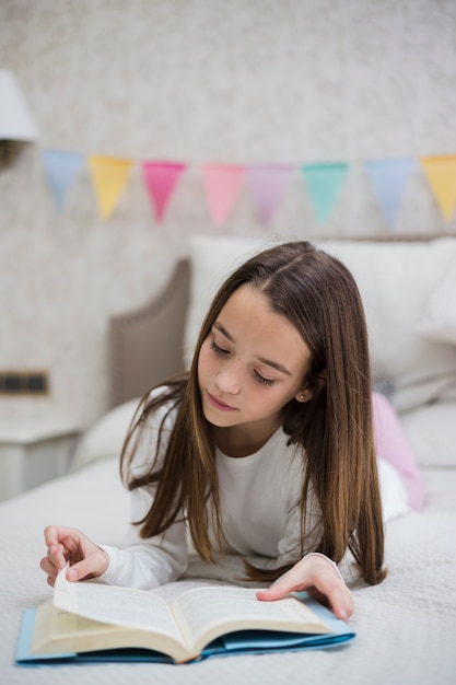 Niña leyendo un libro