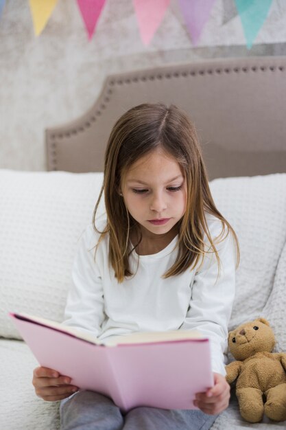 Niña leyendo un libro