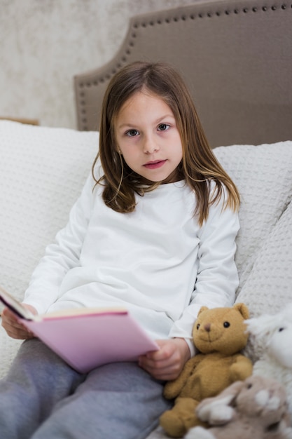 Niña leyendo un libro