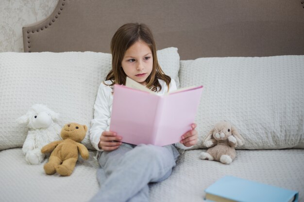 Niña leyendo un libro