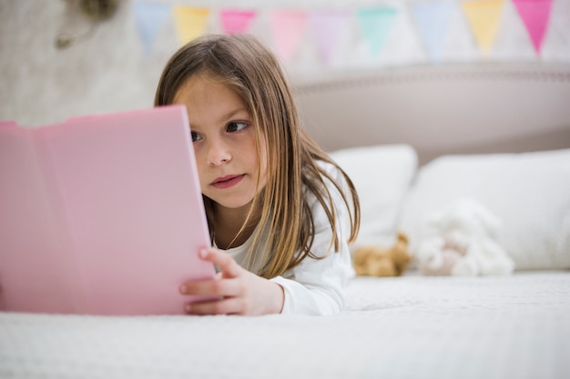 Niña leyendo un libro