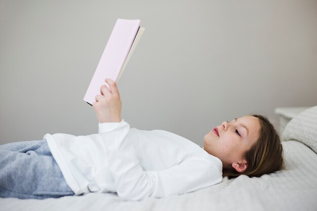 Niña leyendo un libro