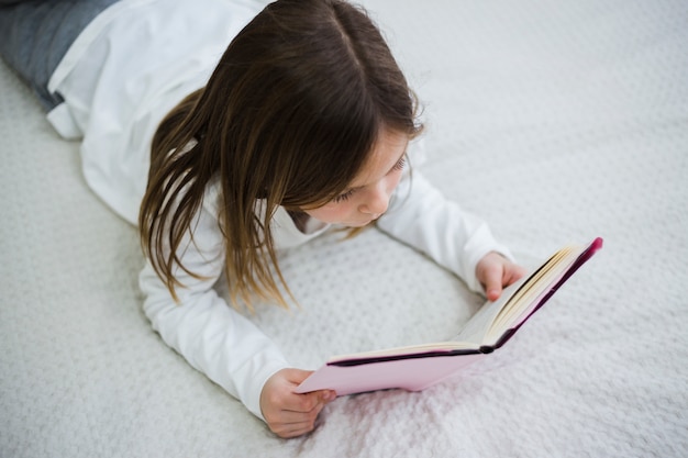 Foto gratuita niña leyendo un libro