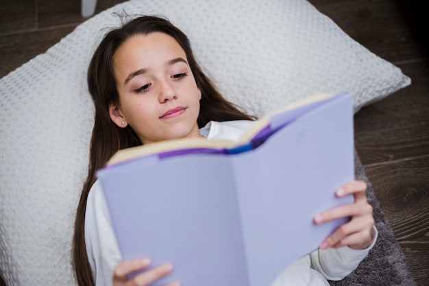 Niña leyendo un libro