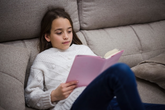 Niña leyendo un libro