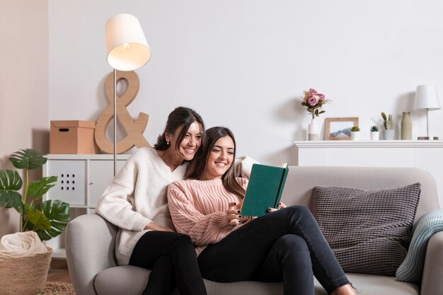 Niña leyendo para mamá