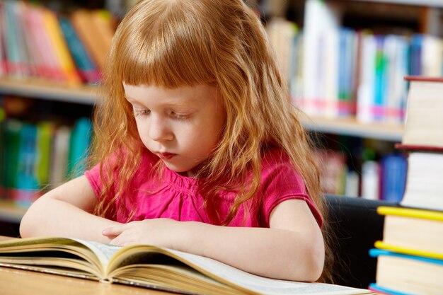 Niña leyendo muy concentrada