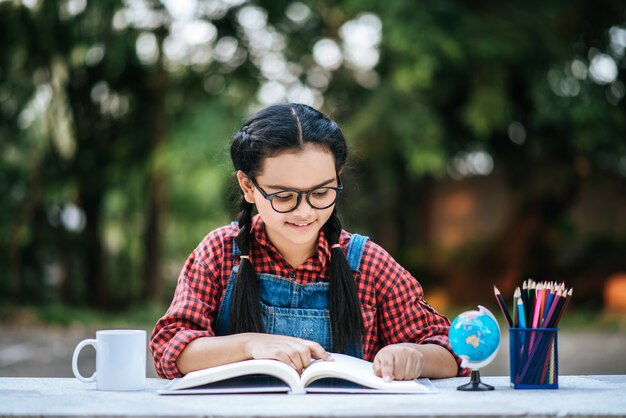 Niña leyendo y pensando