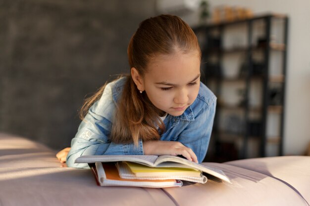 Niña leyendo en el sofá