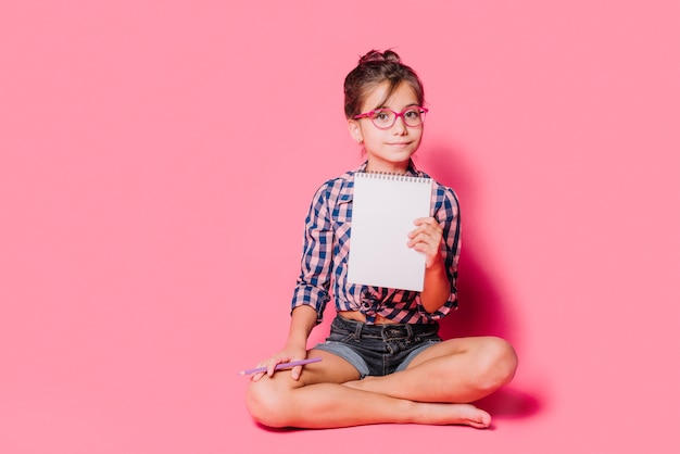 Foto gratuita niña con libreta