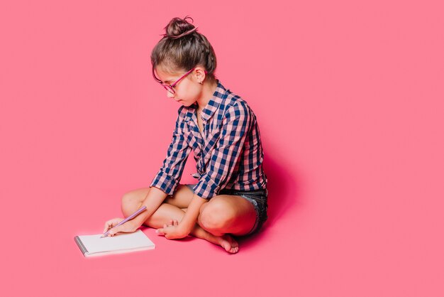 Foto gratuita niña con libreta