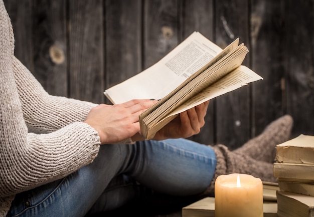 Foto gratuita niña con libros