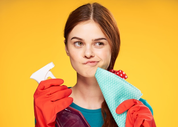 Mujer con largo cabello ondulado vistiendo delantal y guantes de goma