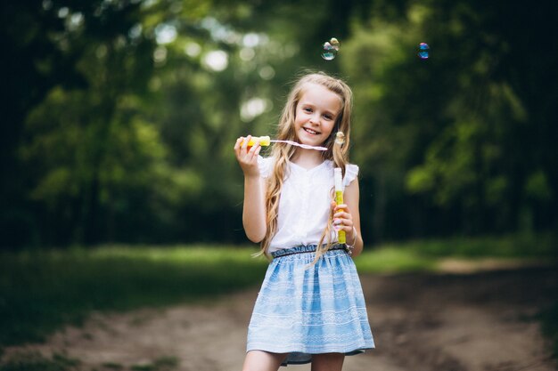 Niña linda con burbujas