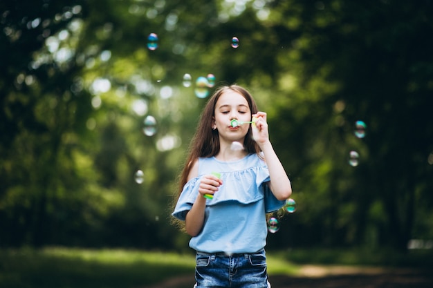 Niña linda con burbujas