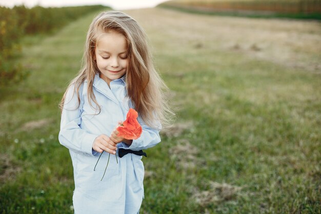 Niña linda en un campo de verano