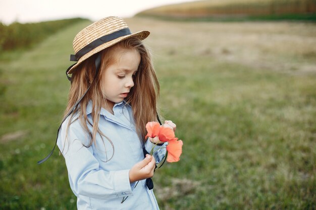 Niña linda en un campo de verano