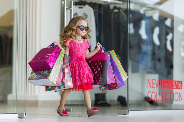 Niña linda de compras