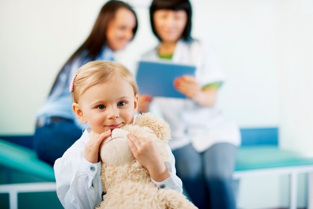 Niña linda en consultorio médico