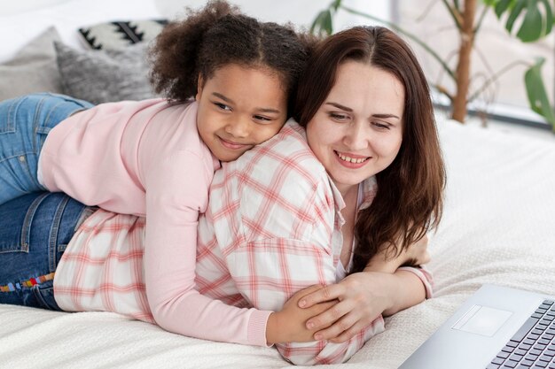 Niña linda feliz de estar en casa con su madre