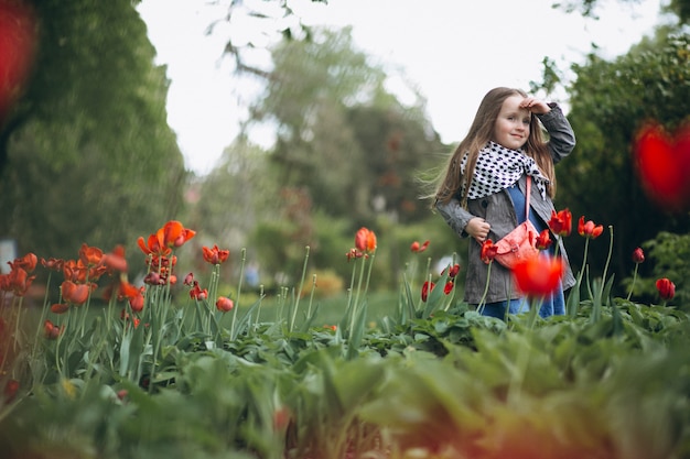 Niña linda con flores