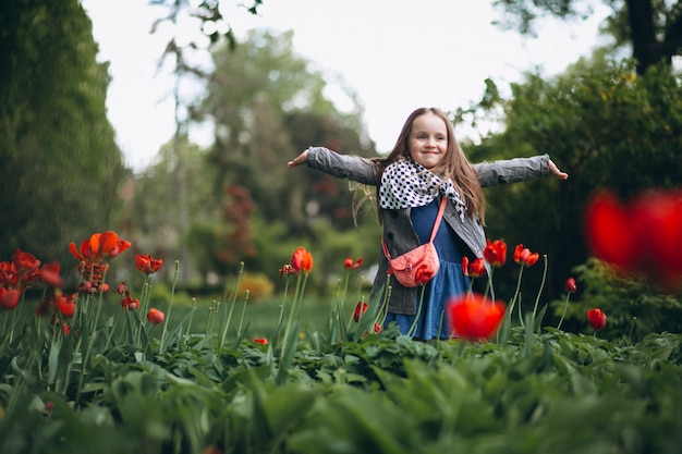 Niña linda con flores