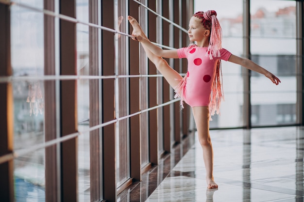 Foto gratuita niña linda haciendo gimnasia