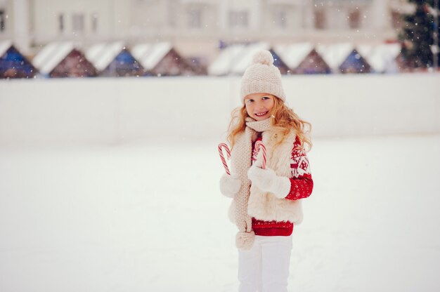 Niña linda y hermosa en una ciudad de invierno