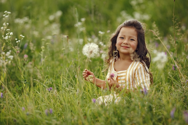 Niña linda jugando en un campo de verano