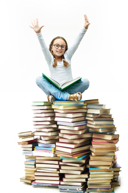 Niña linda con los libros