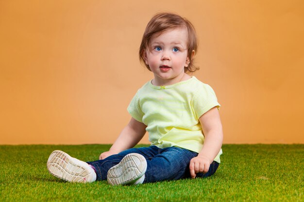 Una niña linda en naranja